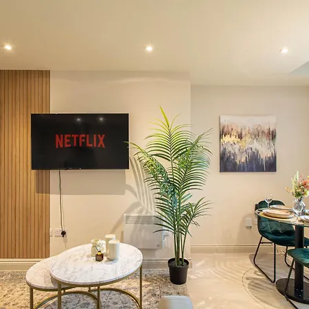 Sleeps 5 Near Arena Apartment *