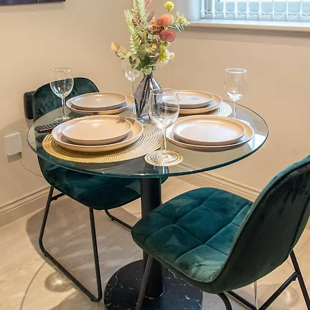 Apartment Sleeps 5 Near Arena