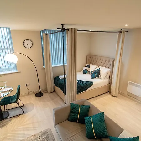 Sleeps 5 Near Arena Apartment