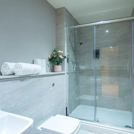Sleeps 5 Near Arena * Leeds (West Yorkshire)