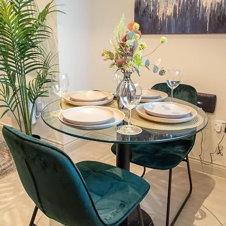 Sleeps 5 Near Arena *