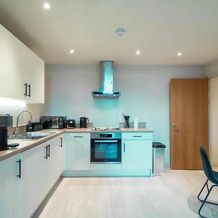 Apartment Sleeps 5 Near Arena *