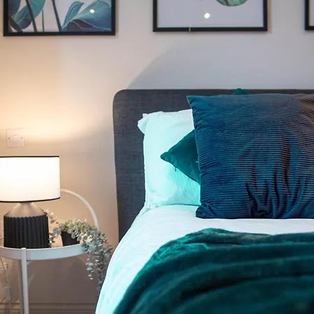 Sleeps 5 Near Arena Apartment *