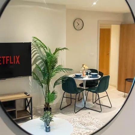 Sleeps 5 Near Arena *