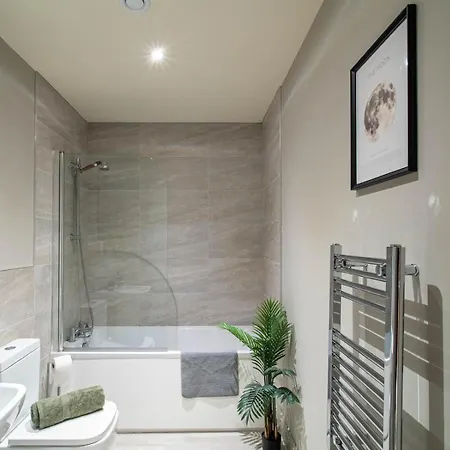Sleeps 5 Near Arena Apartment Leeds (West Yorkshire)