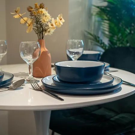 Sleeps 5 Near Arena Apartment