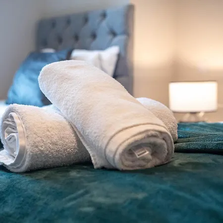 Sleeps 5 Near Arena Apartment
