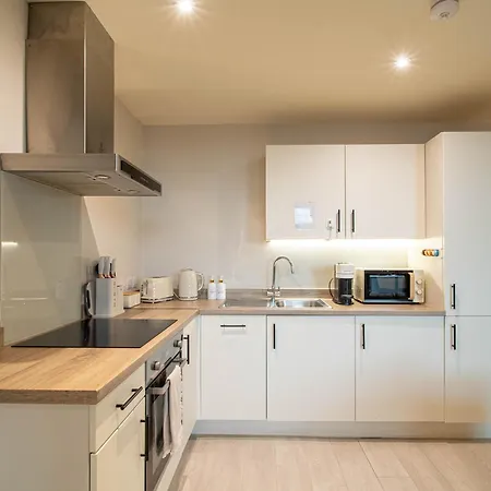 Apartment Sleeps 5 Near Arena *